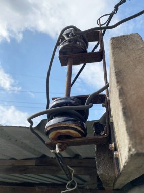 Mavi gökyüzü ile eski paslı demir tel