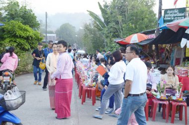 12 Ocak 2017: insanlar sabah keşişlere yemek sunuyor, Kanchanaburi 'de Mynmar tarzı.