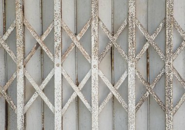 Metal desenli eski ahşap çit