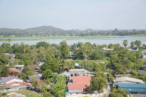 Vyhlídka Chrámu Hoře Vidět Scenérie Vesnice Řeky Hory Provincii Kanchanaburi — Stock fotografie