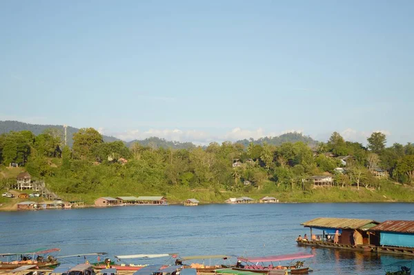 12 Ocak 2017: Sangklaburi Kanchanaburi 'de küçük bir tekne, Tayland