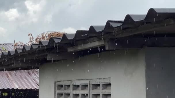 Tempestade Chuva Com Telhado Chapa Metálica Água Chuva Flui Para — Vídeo de Stock
