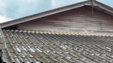 Metal çatılı yağmur fırtınası, çatıdan aşağı akan yağmur suyu.