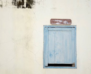 Şehirdeki eski pencere