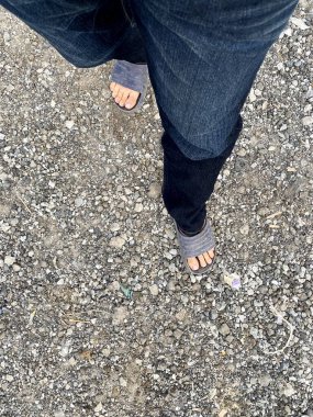 Kaldırıma bir adamın ayakları