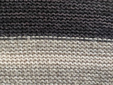 Örgü bir süveterin kapağını kapat.