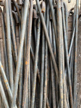 Eski paslı metal çitleri kapatın.