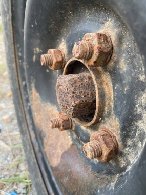 Paslı cıvatayı kapat ve demir tekerlek üzerinde fındık