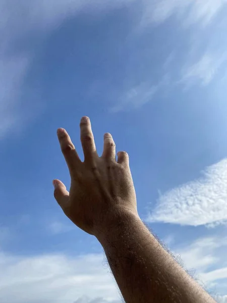 Рука Держащая Голубое Небо Облаками — стоковое фото