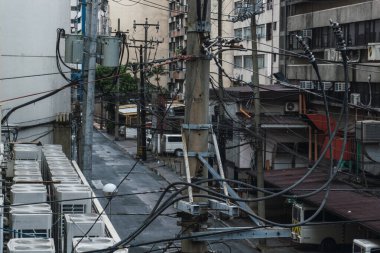 Makati, Manila 'da kablo doygunluğu ve klimalı elektrik direkleri. Şehir görünümü.