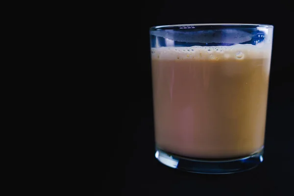 Siyah arkaplanlı sütlü kristal kahve. kopyalama alanı. Yaşam tarzı gurme