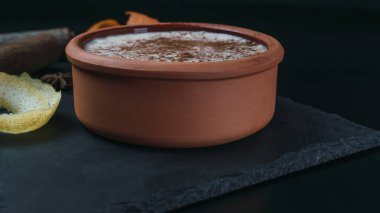 Pirinçli puding, yanında limon, portakal kabuğu ve tarçın çubukları olan bir tabakta servis edilir. Foodie!