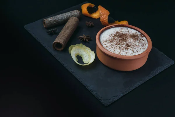 Pirinçli puding, yanında limon, portakal kabuğu ve tarçın çubukları olan bir tabakta servis edilir. Foodie!