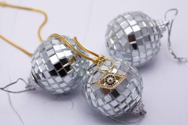 Noel topları ve elmas kaplı kolye desenli beyaz arka planda.