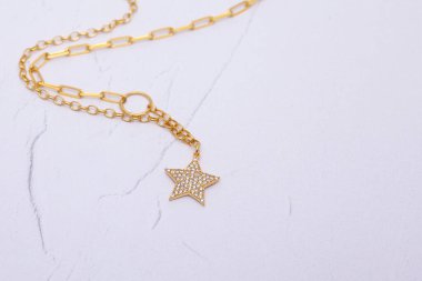 Beyaz arka planda elmas kolye..