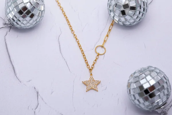 钻石项链和圣诞球围绕着它的图案白色背景 — 图库照片
