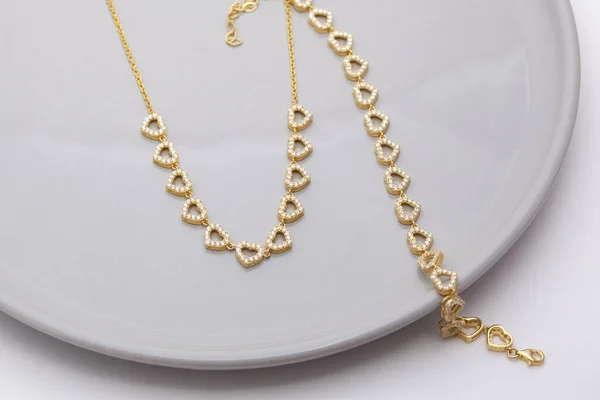 Diamant Korst Gouden Damesketting Met Beige Plaat Een Zachte Witte — Stockfoto