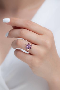 Beyaz ojeli, bakımlı ellerde renkli nilüfer gümüşü boya.