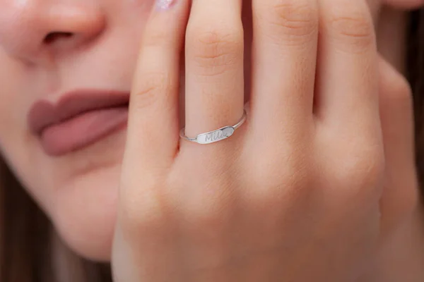 반지를 장식의 매니큐어를 — 스톡 사진