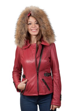 Kahverengi saçlı ve bakımlı çekici bir kız kırmızı deri ceketin reklamını yapıyor. E-ticaret, çevrimiçi satışlar, sosyal medya için büyük boy deri ceket resmi.