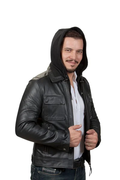 穿着白色背景皮夹克的英俊男子 网上销售及电子商贸用皮夹克图像 — 图库照片
