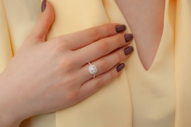 Elmas yüzük takan zarif bir bayan. Yakın plan elmas yüzük. Gümüş yüzük, mücevher imajı e-ticaret, sosyal medya ve çevrimiçi satışları artıracak..