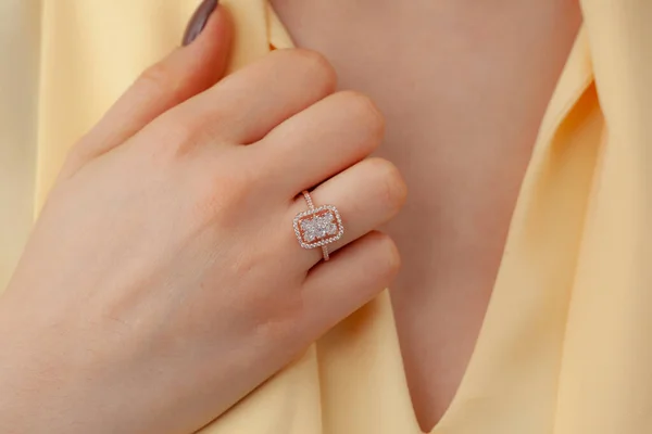 Elegant Lady Wearing Diamond Ring Close Diamond Ring Silver Ring — Stockfoto