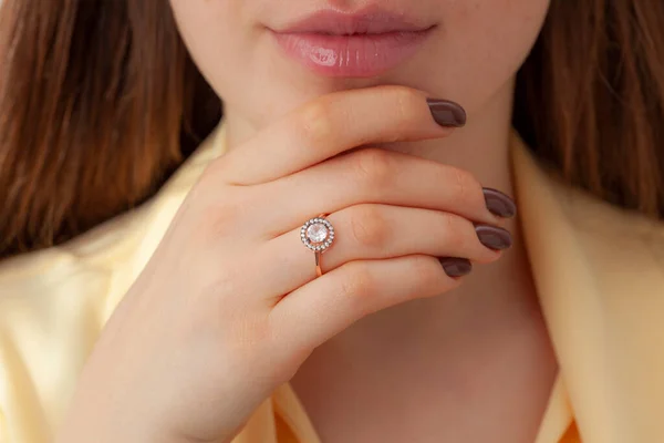 Elegant Lady Pink Outfit Display Her Brown Nail Polish Diamond — Stock Photo, Image