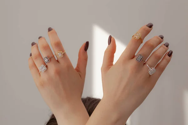 앞에서 양손을 여인의 손가락에 다이아몬드 반지를 끼우고 반지에 보이는 광고의 — 스톡 사진