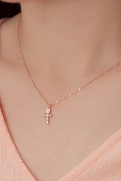 Zbliżenie Cienki Cyrkon Krzyż Naszyjnik Dziewczynie Różowej Sukience Zdjęcie Naszyjnik — Zdjęcie stockowe