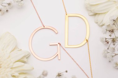 Kadın mücevher konsepti. Enfes mücevherler. Lüks altın ve gümüş mücevherler. Sosyal medya ürünü resmi.