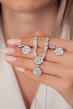 Kadın mücevher konsepti. Enfes mücevherler. Lüks altın ve gümüş mücevherler. Sosyal medya ürünü resmi