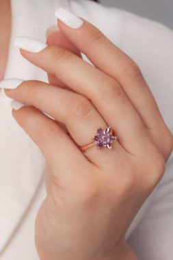 Kadın mücevher konsepti. Enfes mücevherler. Lüks altın ve gümüş mücevherler. Sosyal medya ürünü resmi