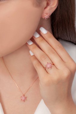 Kadın mücevher konsepti. Enfes mücevherler. Lüks altın ve gümüş mücevherler. Sosyal medya ürünü resmi