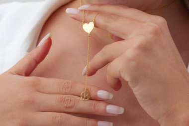 Kadın mücevher konsepti. Kadın eli ve kıyafetleri olan çeşitli mücevherler. Enfes mücevherler. Lüks altın ve gümüş mücevherler. Sosyal medya ürünü resmi.