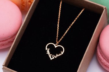 Renkli badem kurabiyeli mücevherler. Mücevher yaratıcı ve renkli bir arka planda sergileniyor. E- ticaret için mücevher fotoğrafı, online satış, sosyal medya.