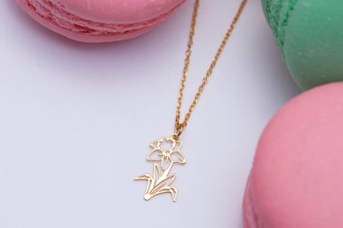 Renkli badem kurabiyeli mücevherler. Mücevher yaratıcı ve renkli bir arka planda sergileniyor. E- ticaret için mücevher fotoğrafı, online satış, sosyal medya.