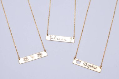 Renkli badem kurabiyeli mücevherler. Mücevher yaratıcı ve renkli bir arka planda sergileniyor. E- ticaret için mücevher fotoğrafı, online satış, sosyal medya.