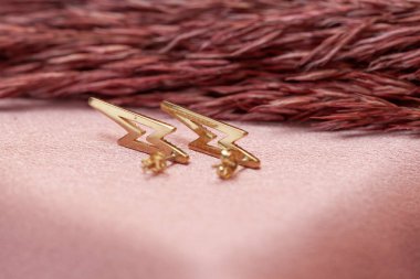 Pembe arka planda mücevherler. Mücevher yaratıcı ve renkli bir arka planda sergileniyor. E- ticaret için mücevher fotoğrafı, online satış, sosyal medya.