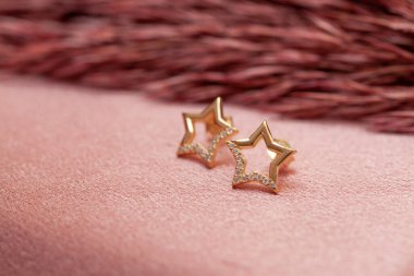 Mücevherler yaratıcı renkli yumuşak bir arka planda sergileniyor. E- ticaret için mücevher fotoğrafı, online satış, sosyal medya.