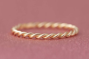 Mücevherler yaratıcı renkli yumuşak bir arka planda sergileniyor. E- ticaret için mücevher fotoğrafı, online satış, sosyal medya.