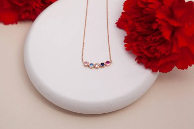 Mücevherler yaratıcı renkli yumuşak bir arka planda sergileniyor. E- ticaret için mücevher fotoğrafı, online satış, sosyal medya.