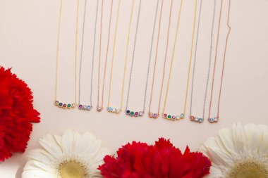 Mücevherler yaratıcı renkli yumuşak bir arka planda sergileniyor. E- ticaret için mücevher fotoğrafı, online satış, sosyal medya.