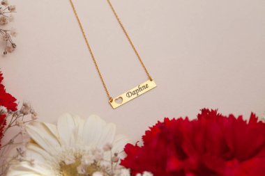 Mücevherler yaratıcı renkli yumuşak bir arka planda sergileniyor. E- ticaret için mücevher fotoğrafı, online satış, sosyal medya.