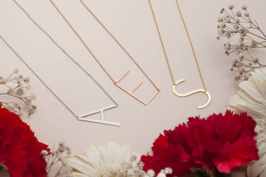 Mücevherler yaratıcı renkli yumuşak bir arka planda sergileniyor. E- ticaret için mücevher fotoğrafı, online satış, sosyal medya.