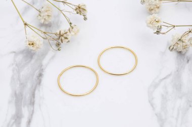 Mücevherler yaratıcı renkli yumuşak bir arka planda sergileniyor. E- ticaret için mücevher fotoğrafı, online satış, sosyal medya.