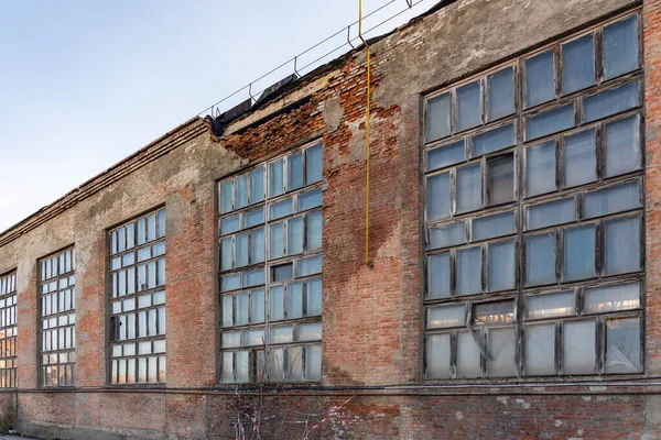 Eski Çürüyen Fabrika Binası Bakımsız Duvar Çökme Tehlikesi — Stok fotoğraf