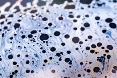 Bir sabun köpüğünün yüzeyindeki ışık tarafından oluşturulan güzel psikedelik soyutlama.