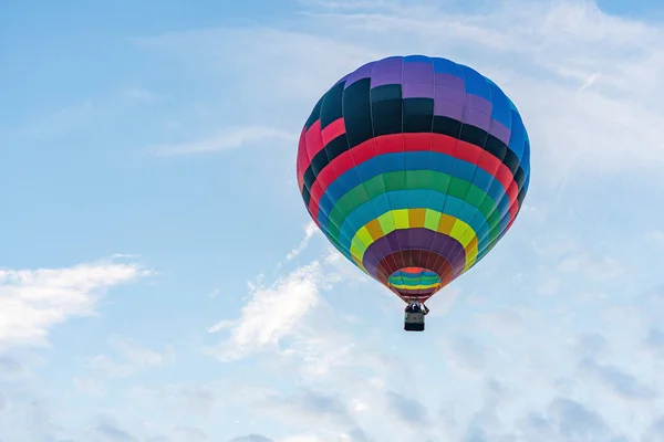 Kolorowy Balon Gorące Powietrze Niebieskim Tle Zachmurzone Niebo — Zdjęcie stockowe