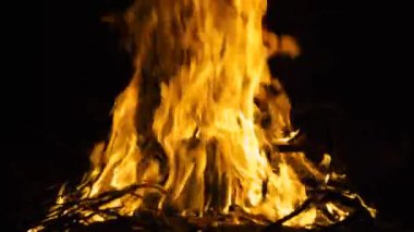 Karanlıkta yanan bir ateşin parlak alevi